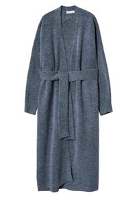 Szary długi szlafrok dziany z kopertowym fasonem, zintegrowanym paskiem i rękawami o długości do łokcia. Miękka tekstura i luźny krój dla wygody.