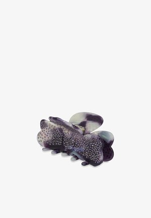 Morsa per capelli realizzata in plastica translucida viola con design maculato e dettagli in gioiello, caratterizzata da una forma arrotondata a farfalla e denti di presa.