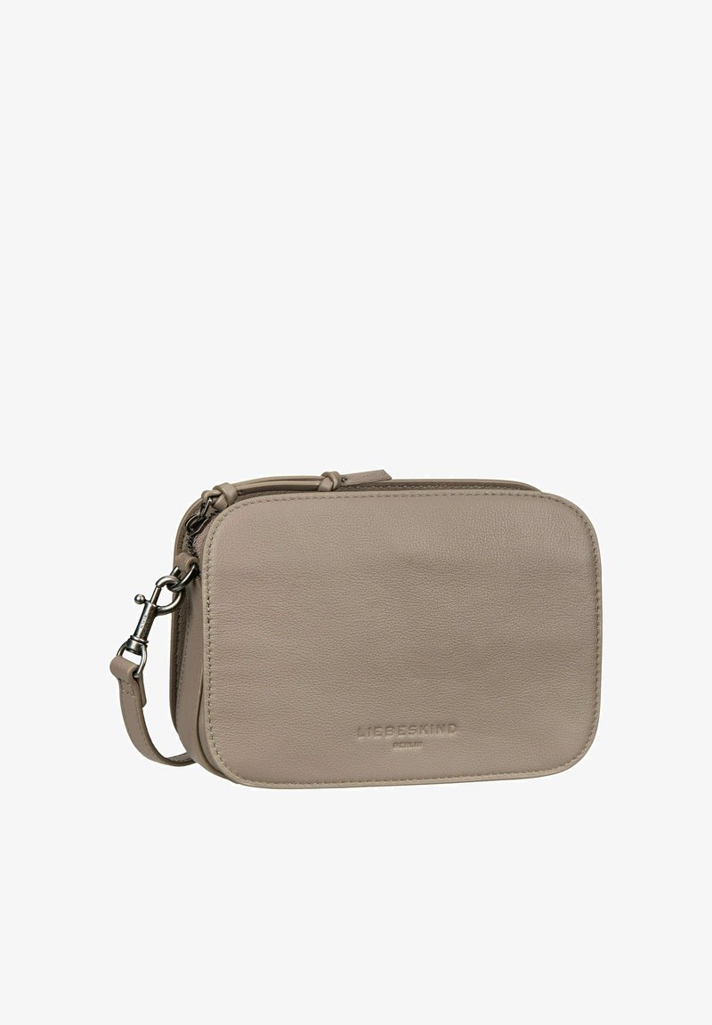 Borsa a tracolla in pelle beige con forma rettangolare, chiusura con zip superiore e tracolla regolabile. Presenta il logo del brand impresso sul davanti.