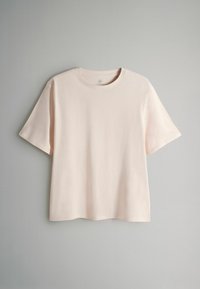 Ljusrosa t-shirt med korta ärmar och rund halsringning, tillverkad av mjukt bomullsmaterial, med slät textur och minimalistisk design.