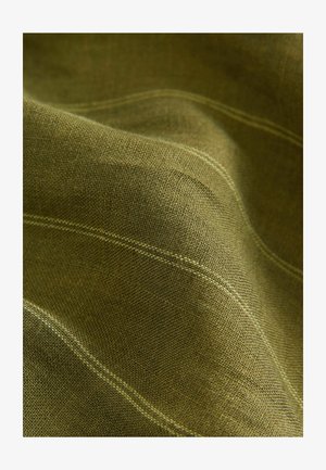 Olijfgroen linnen stof met een gestructureerde weving, met subtiele witte strepen en een gladde oppervlak. Textielgevouwen en gestapeld.