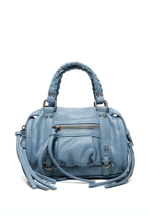 Petit sac à main en cuir bleu clair avec anses tressées, poche avant zippée et longues franges décoratives sur fond blanc.