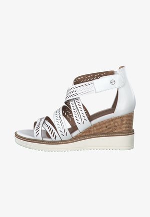 Hvide kile-sandaler med udskæringsdesign, korklignende hæl og justerbar rem. Glat tekstur med en afrundet tå og gummisåle.