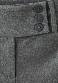 Pantalones de lana gris con una cinturilla ancha y tres botones negros, con una textura suave, diseñados con líneas limpias y detalles de sastrería.