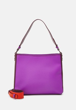 Borsa a tracolla in pelle viola con finitura testurizzata, una tracolla marrone e una tracolla regolabile arancione. Presenta una forma rettangolare semplice.
