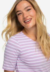 LAURASØN CLASSIC FIT - Triko s potiskem - soft lavender