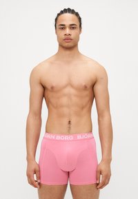 Ružové boxerky vyrobené z jemnej bavlny, so tesným strihom, tvarovanou priehradkou a elastickým pásom s bielym logom "BJÖRN BORG".