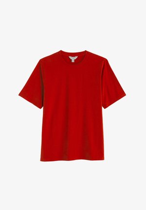 Tricou roșu simplu, cu mâneci scurte și guler rotund, croială regular, prezentat pe un fundal alb.