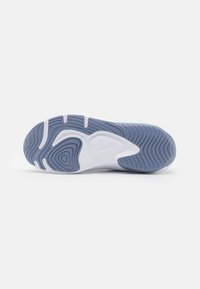 Suela de zapatilla Nike con un patrón ondulado en azul claro y blanco. Presenta surcos de tracción de goma y un logotipo en la entresuela. Textura suave.