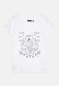 Weißes T-Shirt mit kurzen Ärmeln, das ein grafisches Motiv von einer Qualle und aquatischen Themen in Blau und Silber zeigt, aus weichem Baumwollmaterial.