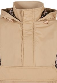 Beżowa pikowana kurtka z wysokim kołnierzem, z podszewką w panterkę, zamkiem z przodu i zapięciami na zatrzaski przy szyi.