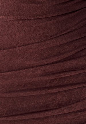 Tessuto arricciato color bordeaux con una texture morbida, caratterizzato da pieghe orizzontali che creano un aspetto a strati sulla superficie.