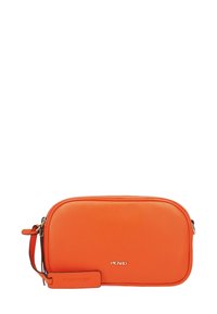 Orangefarbene Leder-Clutch mit glatter Textur, runder Form, Reißverschluss oben und einem Seitenriemen mit Logoschild.