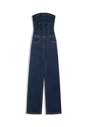 Combinaison en denim bleu foncé sans bretelles, jambes larges, poches avant et coutures visibles, étalée à plat sur fond blanc.