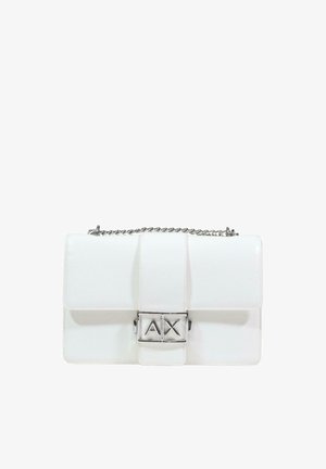 Bolso de mano de cuero blanco con forma rectangular, correa de cadena plateada y cierre de solapa magnética con un adorno de logo "AX" plateado.
