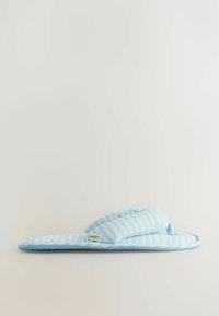 Lyseblå stribede tøfler med polstret design og åben tå. Blød stofstruktur med et mærke på siden. Flad sål for komfort.