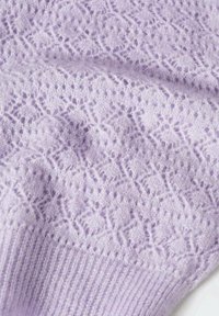 Tessuto lavorato a maglia di un delicato viola chiaro con un sottile motivo in pizzo e texture in rilievo. I bordi a coste nella parte inferiore arricchiscono il design complessivo.