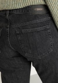 Weekday ARROW LOW - Calças de ganga de perna direita - tar black