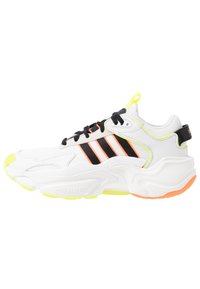 Vit sportskor med svarta och orange ränder, svarta snören, neongula och orange detaljer samt en tjock, formad sula.