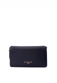 Clutch blu navy realizzato in materiale strutturato, con logo dorato in rilievo e chiusura con zip. Forma rettangolare con una superficie liscia.