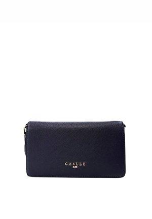 Clutch blu navy realizzato in materiale strutturato, con logo dorato in rilievo e chiusura con zip. Forma rettangolare con una superficie liscia.