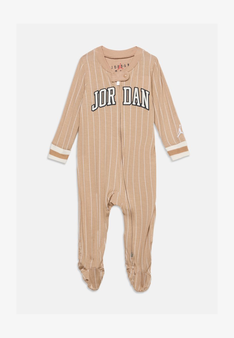 Body beige pour bébé avec des rayures verticales blanches, des poignets blancs, une fermeture éclair devant et "JORDAN" imprimé en grosses lettres sur la poitrine.