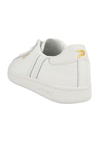 Zapatillas deportivas de cuero blancas con textura suave, rayas grises y un acento de logo dorado en el talón, con suela de goma.