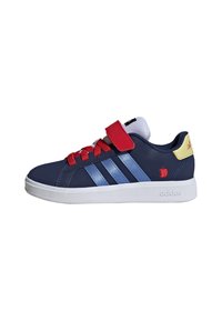 Marineblauwe Adidas sneaker met lichtblauwe strepen, rode veters en band, gele hieltab, witte zool en geborduurd rood appellogo.