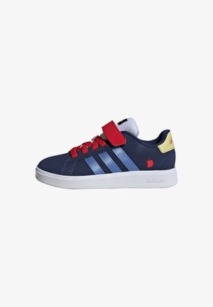Tamno plavi Adidas tenisice s svijetloplavim prugama, crvenim vezicama i trakom, žutim potplatom, bijelom đonom i izvezenim crvenim logom jabuke.