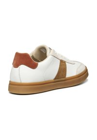 White sneaker with suede accents in tan and reddish-brown. Features a textured gum sole, round toe, and classic lace-up design.