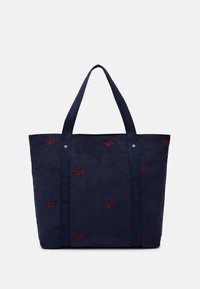 Sac fourre-tout en velours côtelé bleu marine avec logos rouges brodés, doté de poignées en tissu robustes et de détails en métal pour une fermeture sécurisée.