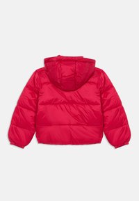 Rød pufferjakke med hætte, med en kasseformet silhuet, quiltet tekstur og elastiske manchetter. Stoffet ser skinnende og glat ud.