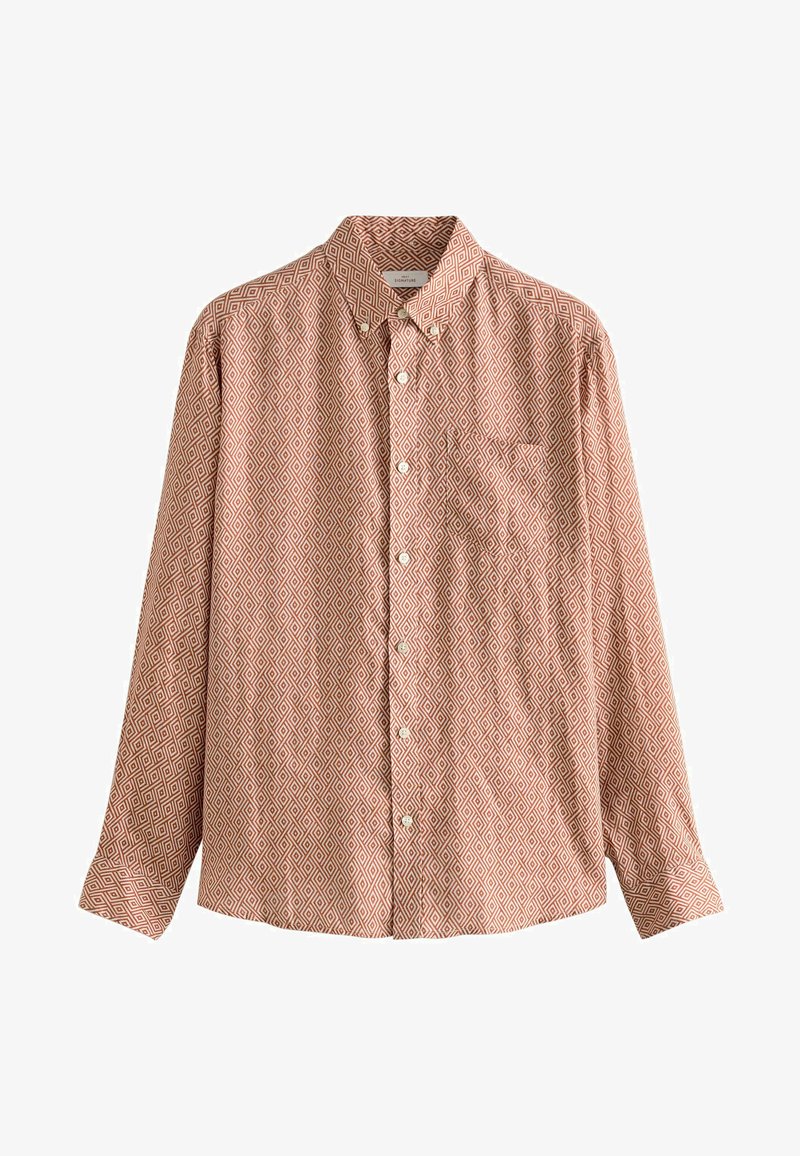 Chemise à manches longues de couleur rouille avec un motif en losanges, dotée d'un col boutonné et d'une poche poitrine. Fabriquée dans un tissu léger.