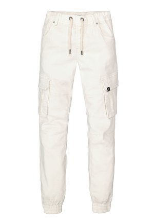 Pantalon cargo blanc avec poignets élastiques, poches à rabat à l'avant et sur les côtés, et taille à cordon avec œillets métalliques.