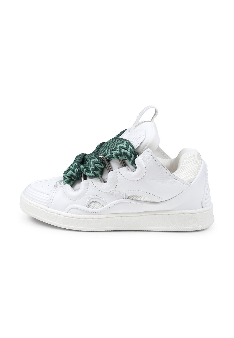 Witte sportieve schoen met een textuur leren bovenwerk, groene gestreepte veters en een rubberen zool met een trekband aan de hiel.