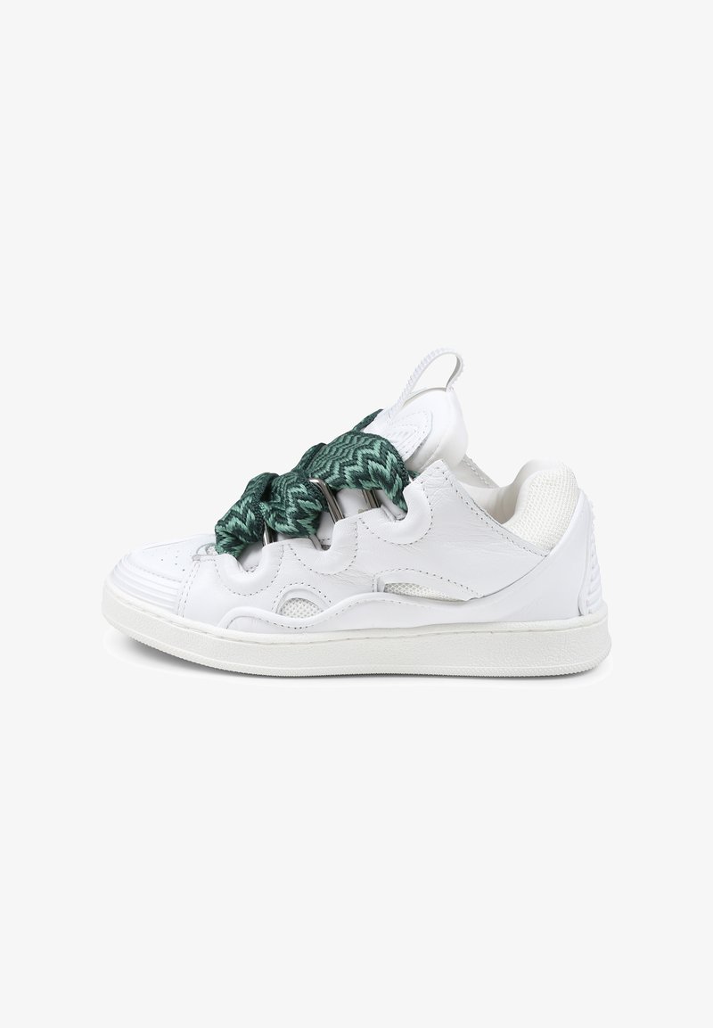 Chaussure de sport blanche avec un dessus en cuir texturé, des lacets à motif vert, et une semelle en caoutchouc avec une languette à l'arrière.