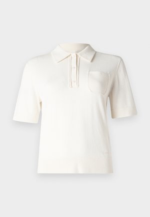 Polo bianco a maniche corte in maglia con colletto, tre bottoni e una piccola tasca sul petto.