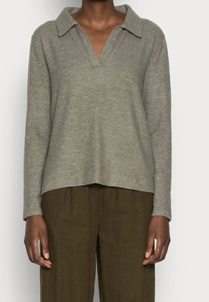 Langærmet, skjortekrave top i en meleret olivengrøn strikket stof; afslappet pasform med afrundet kant. Kombineret med bukser i mørk olivengrøn.