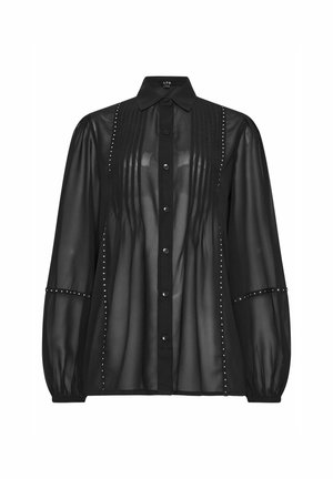 Schwarzes transparentes Hemd mit langen puffigen Ärmeln, vertikalen Falten und silbernen Nietenakzenten entlang der Vorderseite und der Manschetten. Kragen-Design.