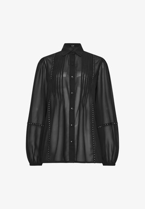 Chemise noire transparente à boutons avec de longues manches bouffantes, des plis verticaux et des clous argentés sur le devant et les poignets. Design de col.
