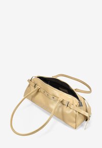 Bolso de cuero en beige claro con textura suave, cierre de cremallera y dos asas para el hombro. Presenta acentos de hardware metálico plateado.