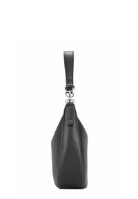 Sac en cuir noir avec une surface texturée, doté d'une longue bandoulière et d'une attache en métal argenté. Le design est angulaire et élégant.