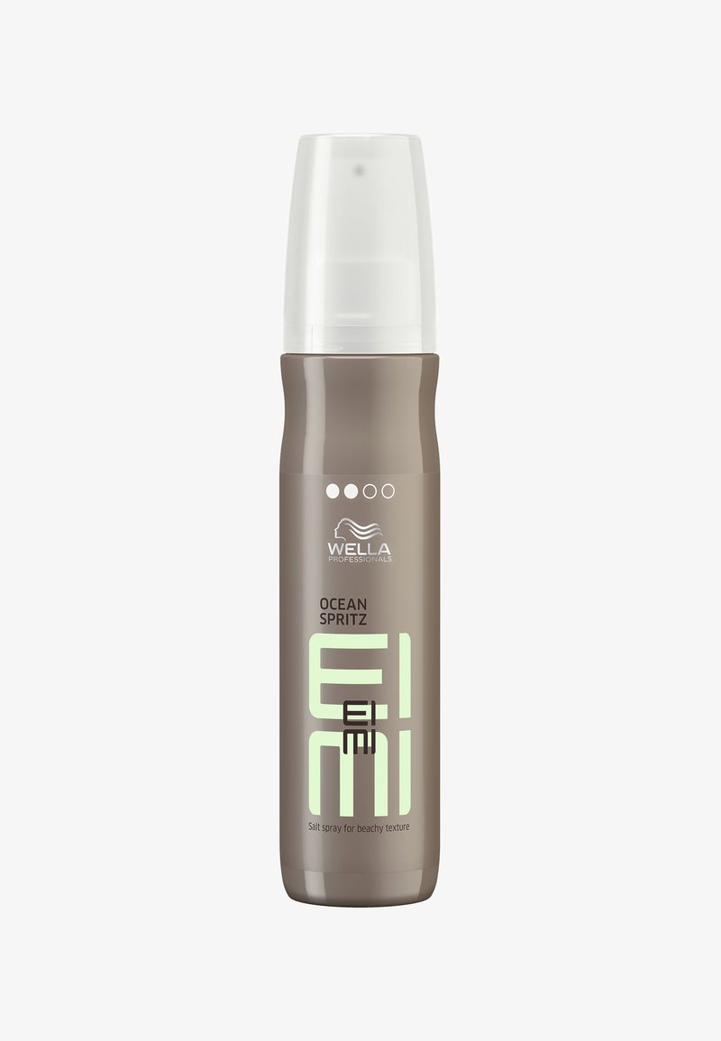 Bottiglia cilindrica marrone con pompa trasparente, etichettata "Wella EIMI Ocean Spritz." Accenti verdi e font moderno evidenziano i dettagli del prodotto.
