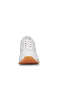 Bottines blanches de sport avec un dessus en cuir lisse, une zone de orteil perforée, un logo gris sur la languette et une semelle en caoutchouc orange texturé.