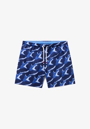 Mørkeblå badeshorts med mønster af flyvende fugle i lyse og mørkeblå nuancer samt hvid snor med røde og mørkeblå detaljer i linningen.