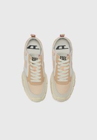 Baskets légères présentant un mélange de matériaux beige, rose et blanc. Semelle épaisse, avec des lacets et un logo sur la languette.