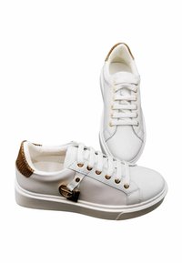 Witte sneakers met een gladlederen bovenwerk, gouden oogjes, een getextureerde tan accent op de hiel en een slanke rubberen zool.