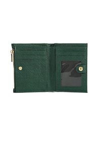 Interno di un portafoglio verde testurizzato con scomparti per carte, una tasca trasparente per l'ID e un compartimento con zip. Presenta una chiusura a scatto e accessori in tonalità oro.