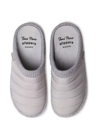 Chaussons en cuir gris avec un design matelassé, doublure en textile gris et semelle douce. Marquage "Chaussons Toni Pons" sur les semelles intérieures.