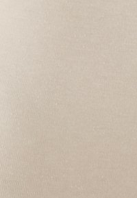 Tessuto a maglia beige con una fine trama a costine. La superficie appare liscia con una leggera lucentezza, riflettendo la luce dolcemente. Nessun motivo o dettaglio visibile.